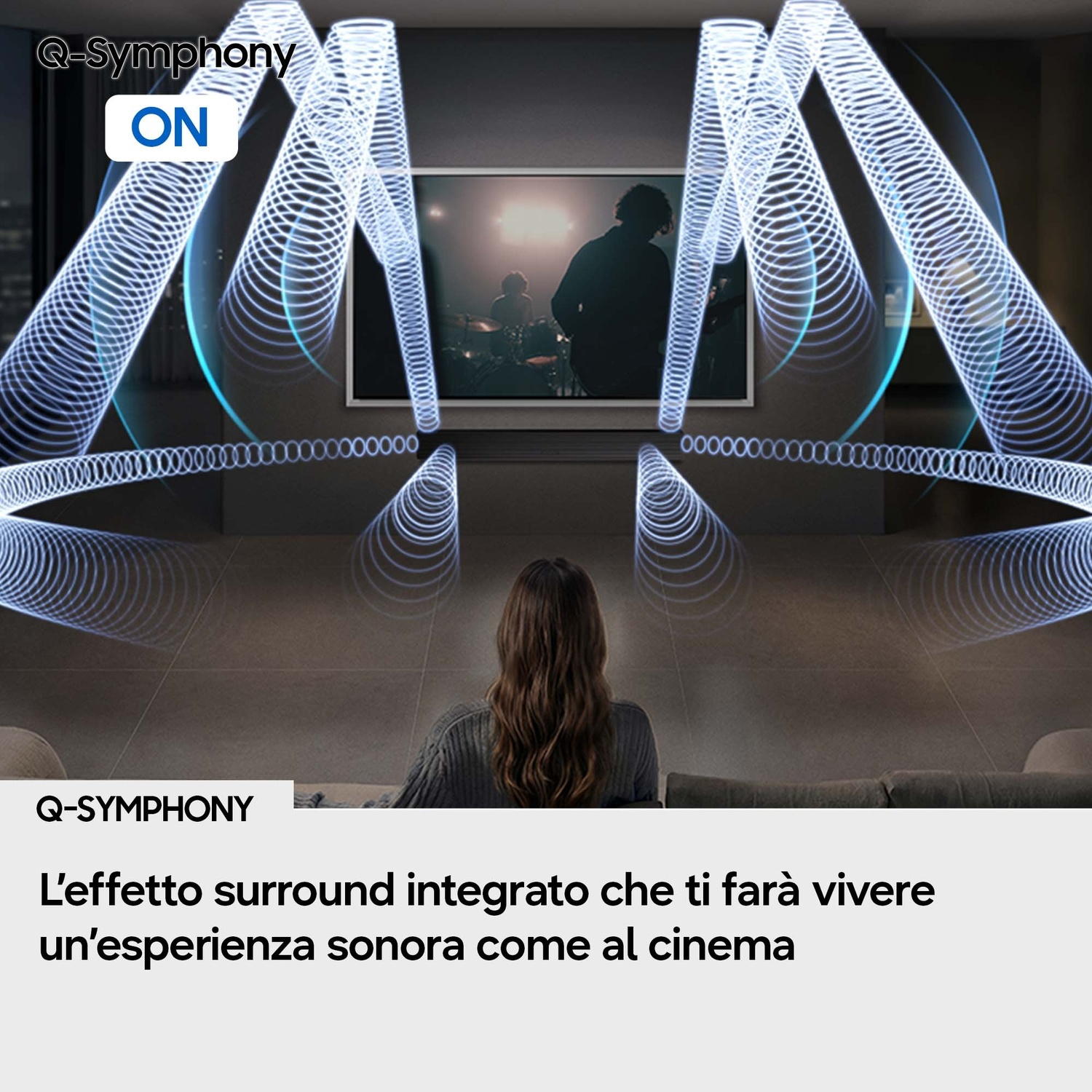 Persona davanti a TV con musicista. Onde sonore blu che si irradiano.