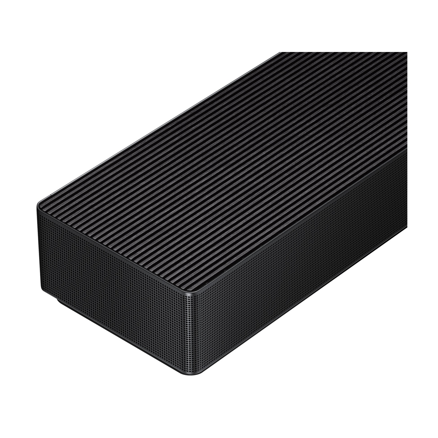 Una soundbar nera con parte superiore a coste su sfondo bianco.