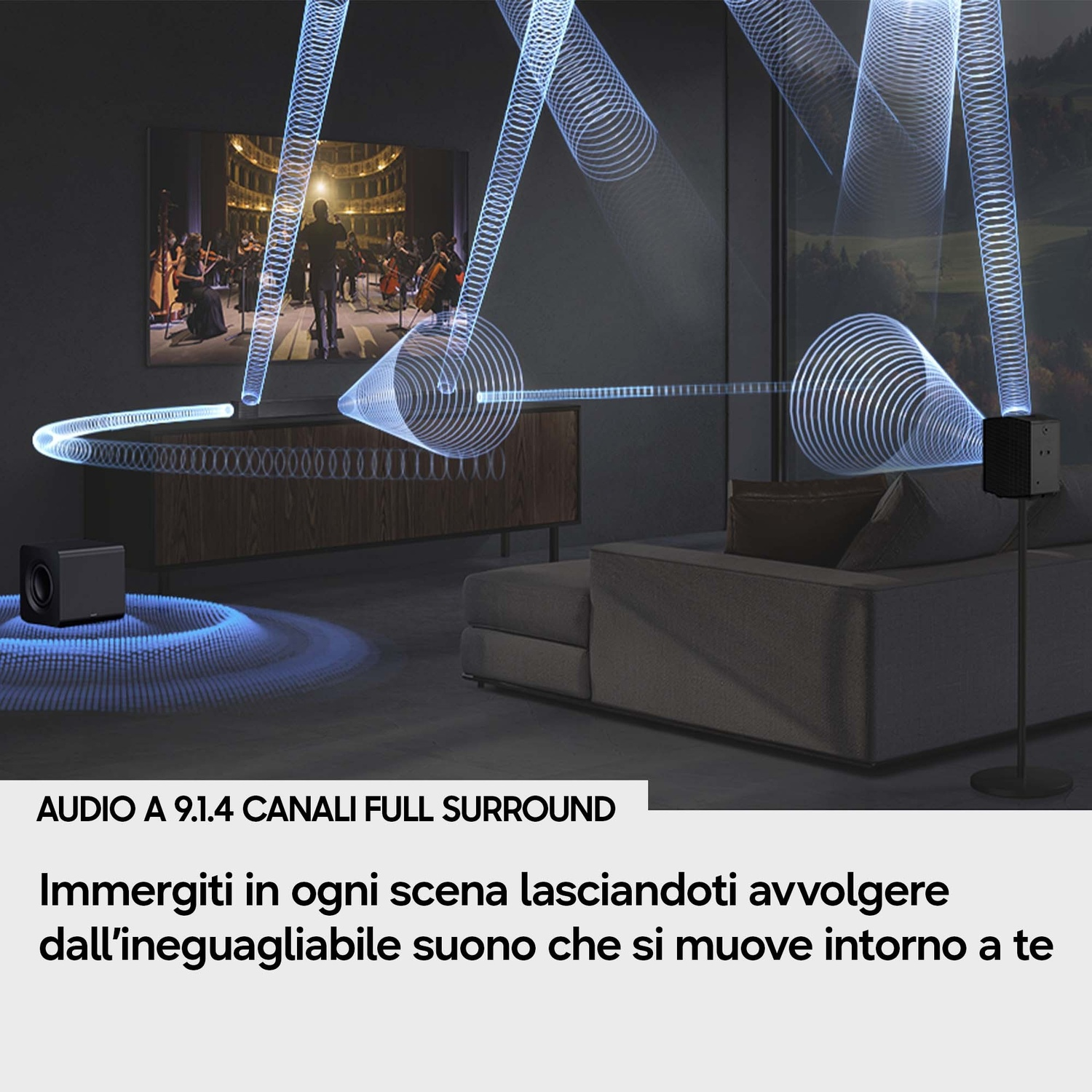 Un soggiorno con sistema audio surround e uno schermo che mostra un'orchestra.