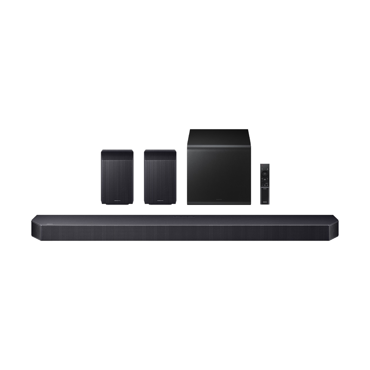 Soundbar nera, subwoofer, due altoparlanti e telecomando su sfondo bianco.