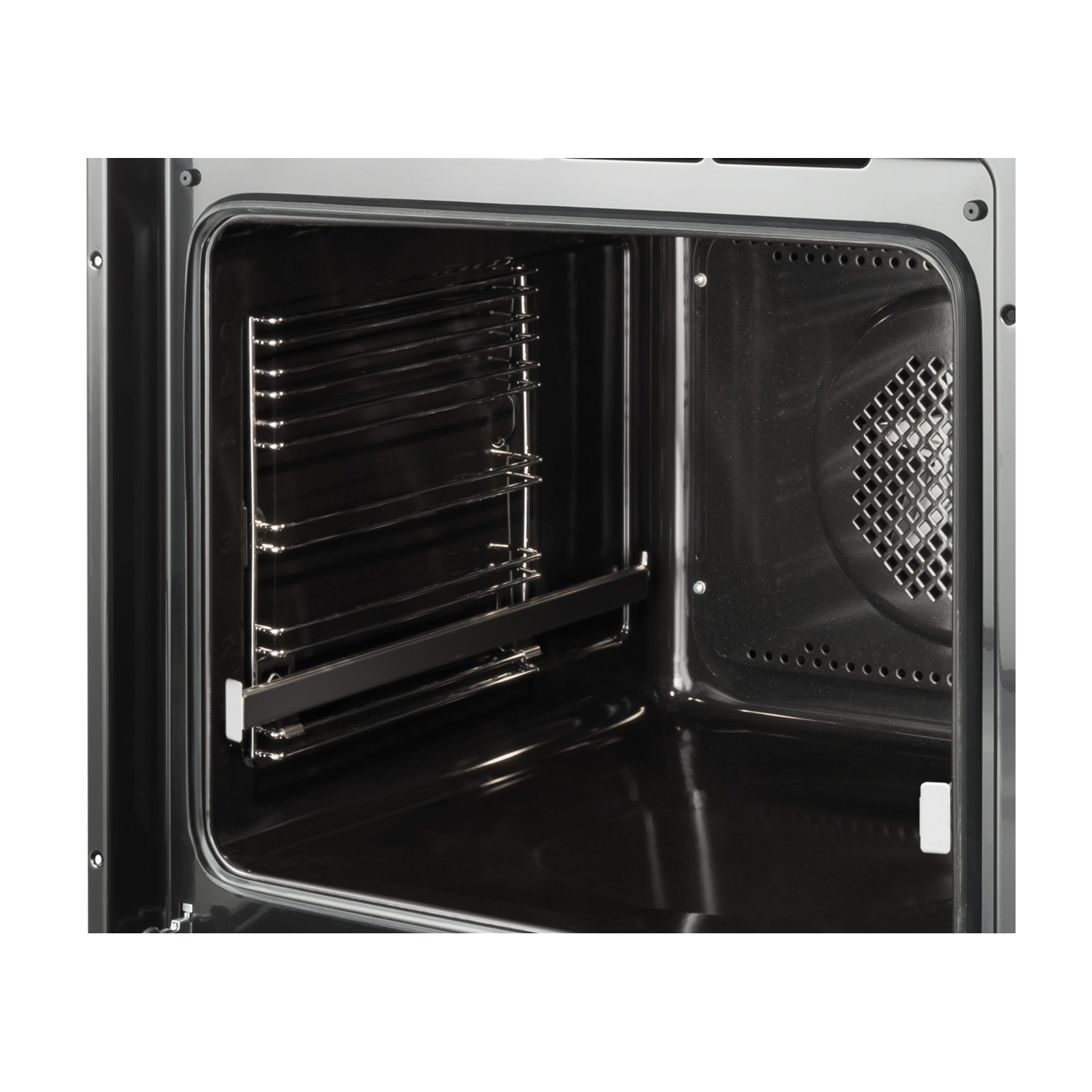 Interno di forno vuoto e pulito con griglie metalliche e fessure di ventilazione.