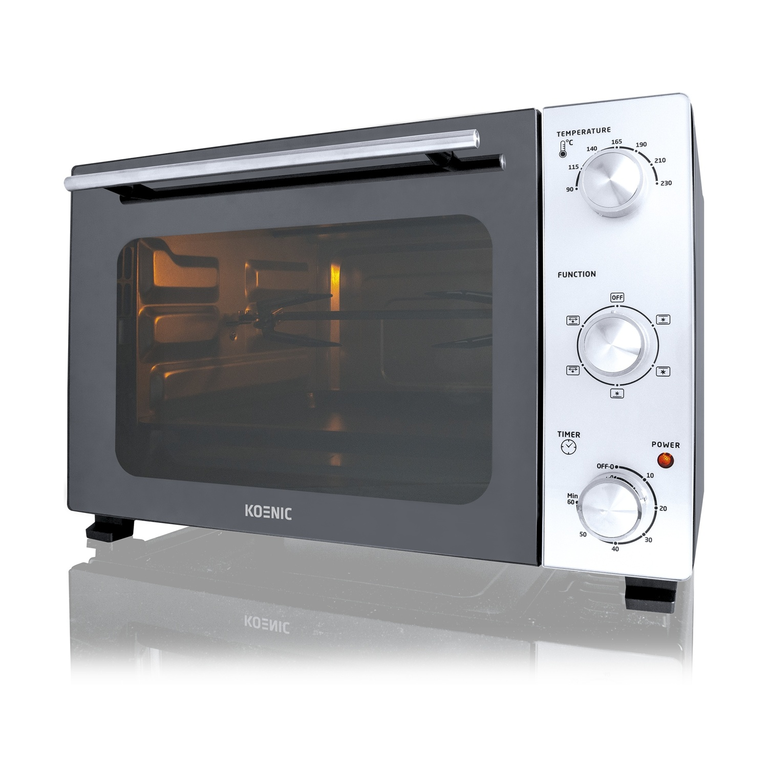 Un mini forno Koenic con porta in vetro, girarrosto e manopole di controllo.