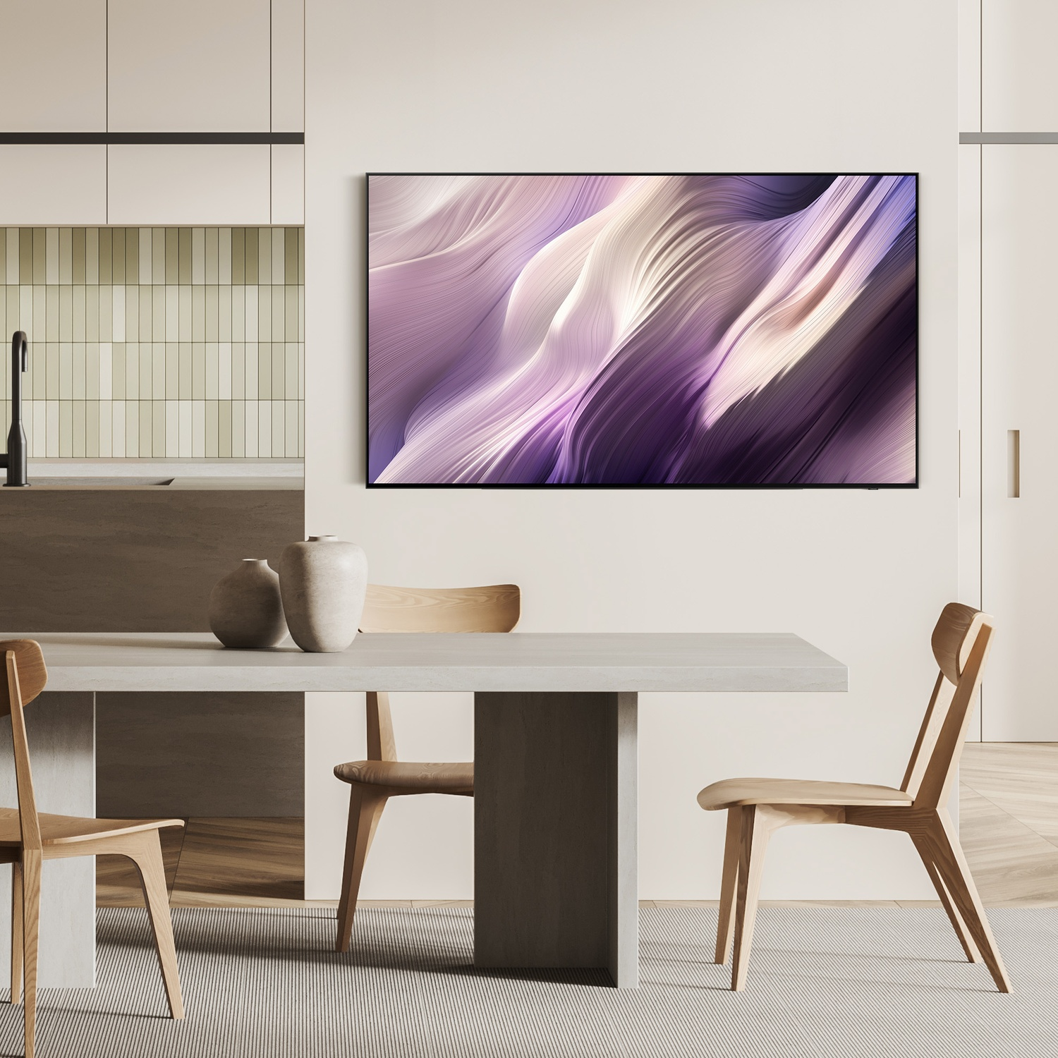 Una sala da pranzo con tavolo, sedie e TV che mostra un motivo astratto viola sul muro.