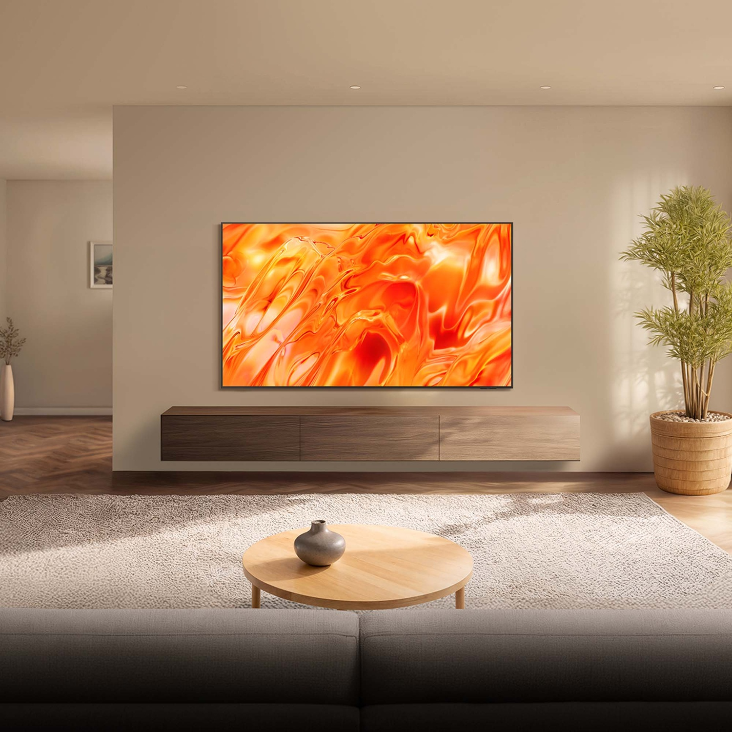 Un soggiorno moderno con un grande TV che mostra arte astratta arancione, mobile in legno, tavolino, divano e pianta.