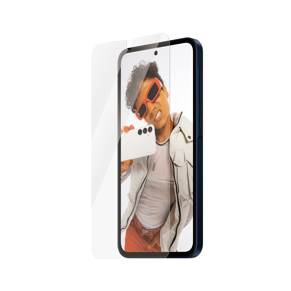 Ein Mann mit Sonnenbrille hält ein Smartphone vor sich, daneben eine Schutzfolie.