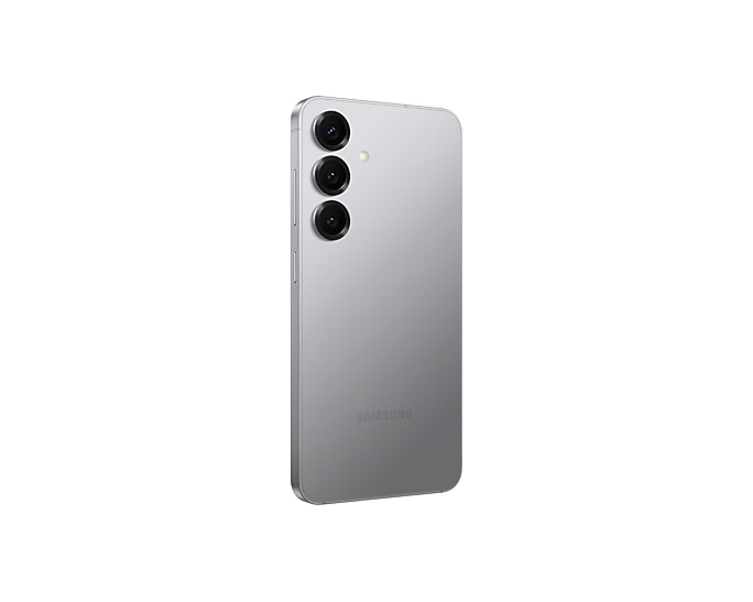 Tył srebrnego smartfona Samsung z trzema aparatami.