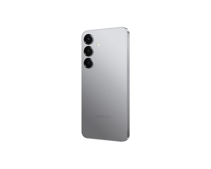 Srebrny smartfon z trzema tylnymi aparatami, na białym tle.