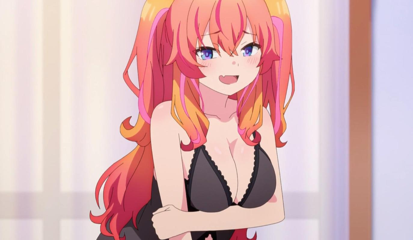 Anime-Mädchen mit orange-pinken Haaren und blauen Augen trägt schwarzes Nachthemd.