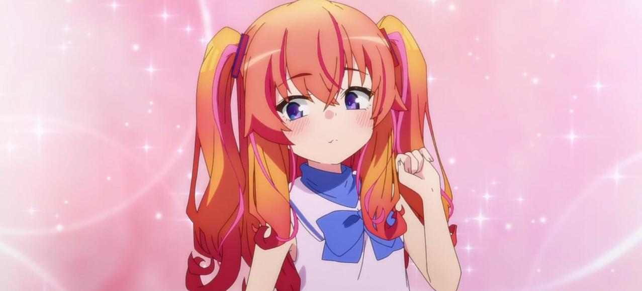 Ein Anime-Mädchen mit orange-roten Zöpfen und lila Augen lächelt leicht.