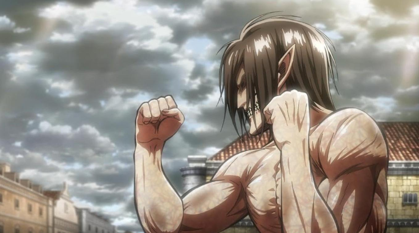 Ein Titan mit braunen Haaren und spitzen Ohren, mit geballten Fäusten, steht vor einer Stadtkulisse.