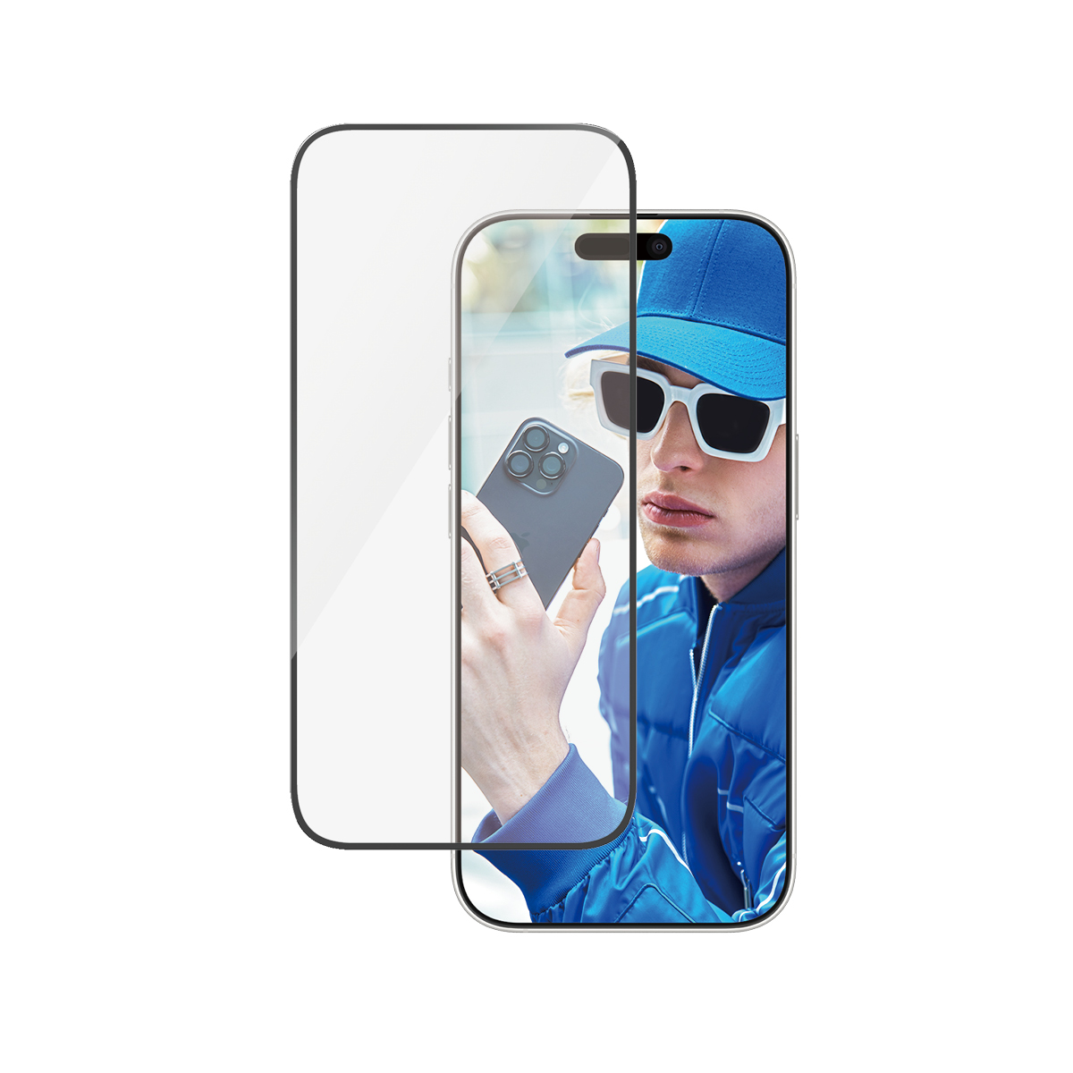 Ein Mann mit Sonnenbrille und blauer Kappe hält ein Smartphone, daneben eine Displayschutzfolie.