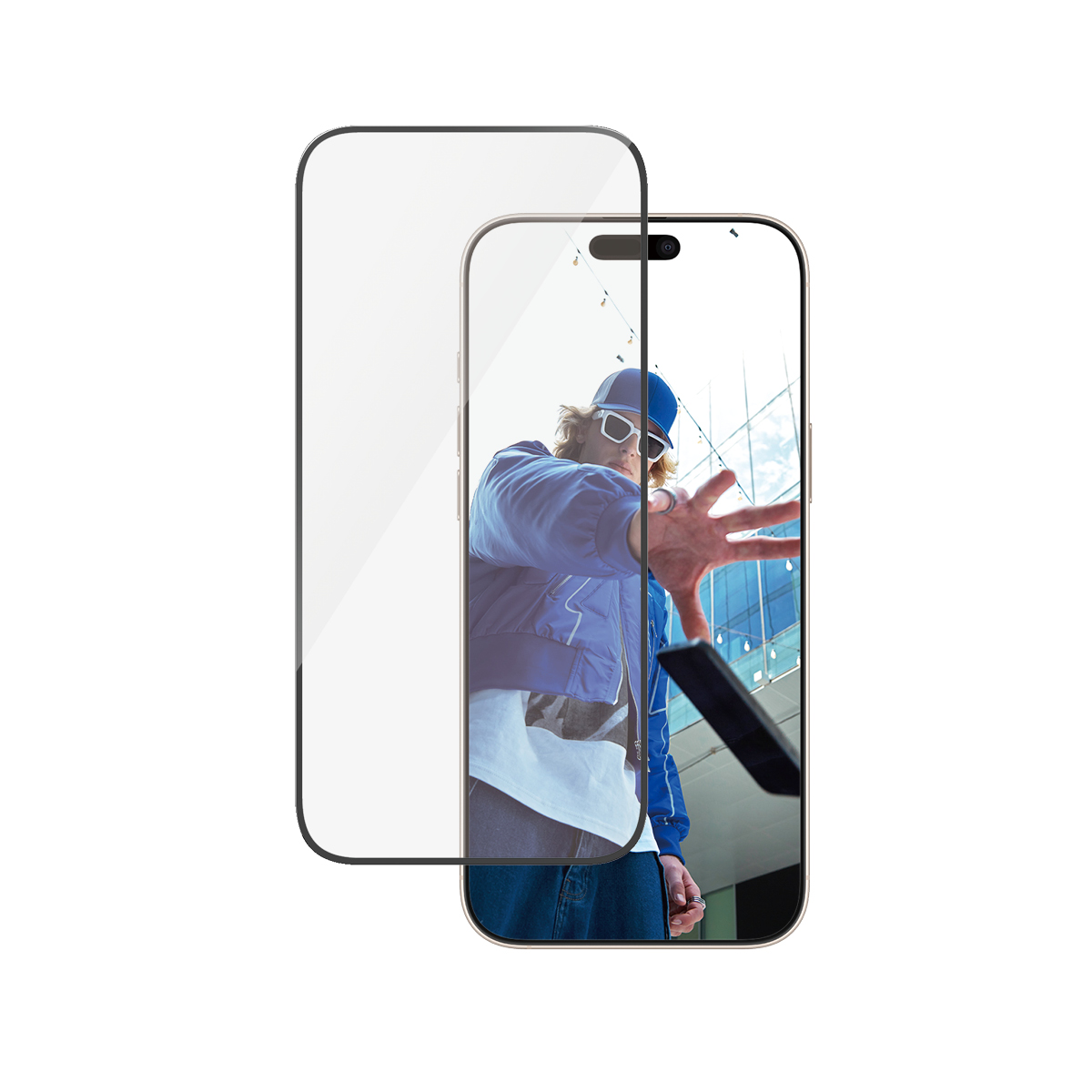 Ein Mann mit Sonnenbrille und blauer Jacke streckt seine Hand aus, vor einem Smartphone-Display.