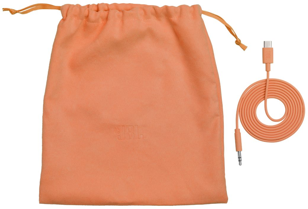 Orange JBL Beutel und ein orangefarbenes USB-C-zu-3,5-mm-Kabel.