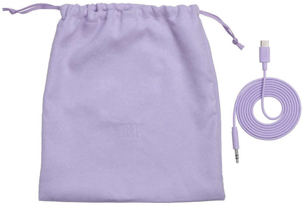 Ein Lavendelbeutel mit JBL-Logo und ein passendes USB-C-Kabel mit 3,5-mm-Anschluss.