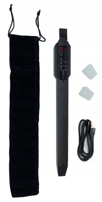 Czarny elektroniczny instrument dęty z akcesoriami: etui, kabel USB, dwie nakładki.