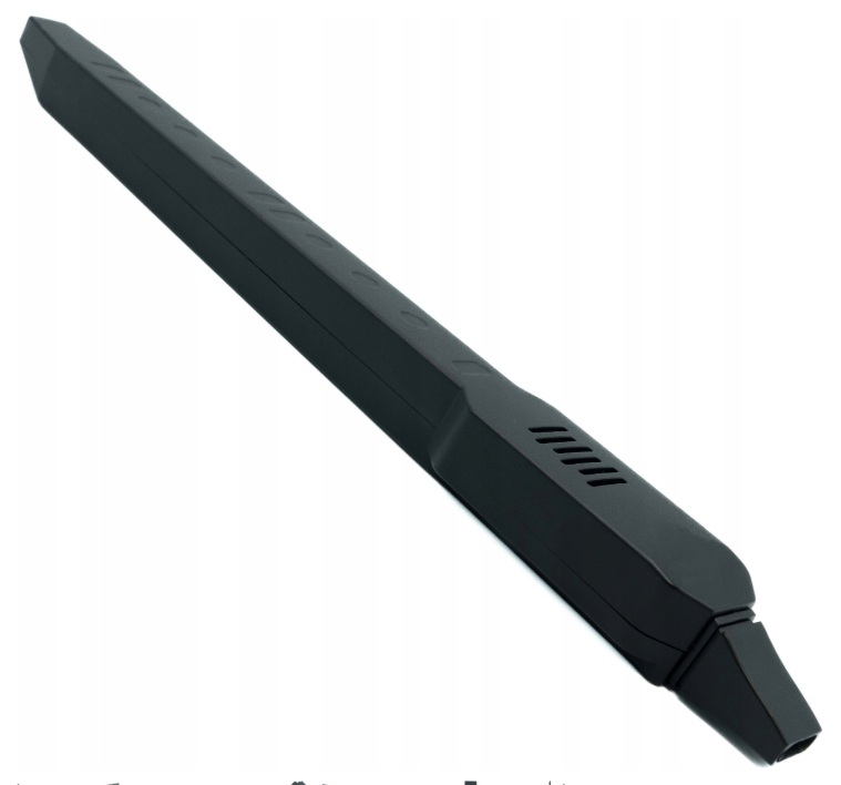 Elegancki, czarny elektroniczny instrument dęty z rowkami i otworami wentylacyjnymi.