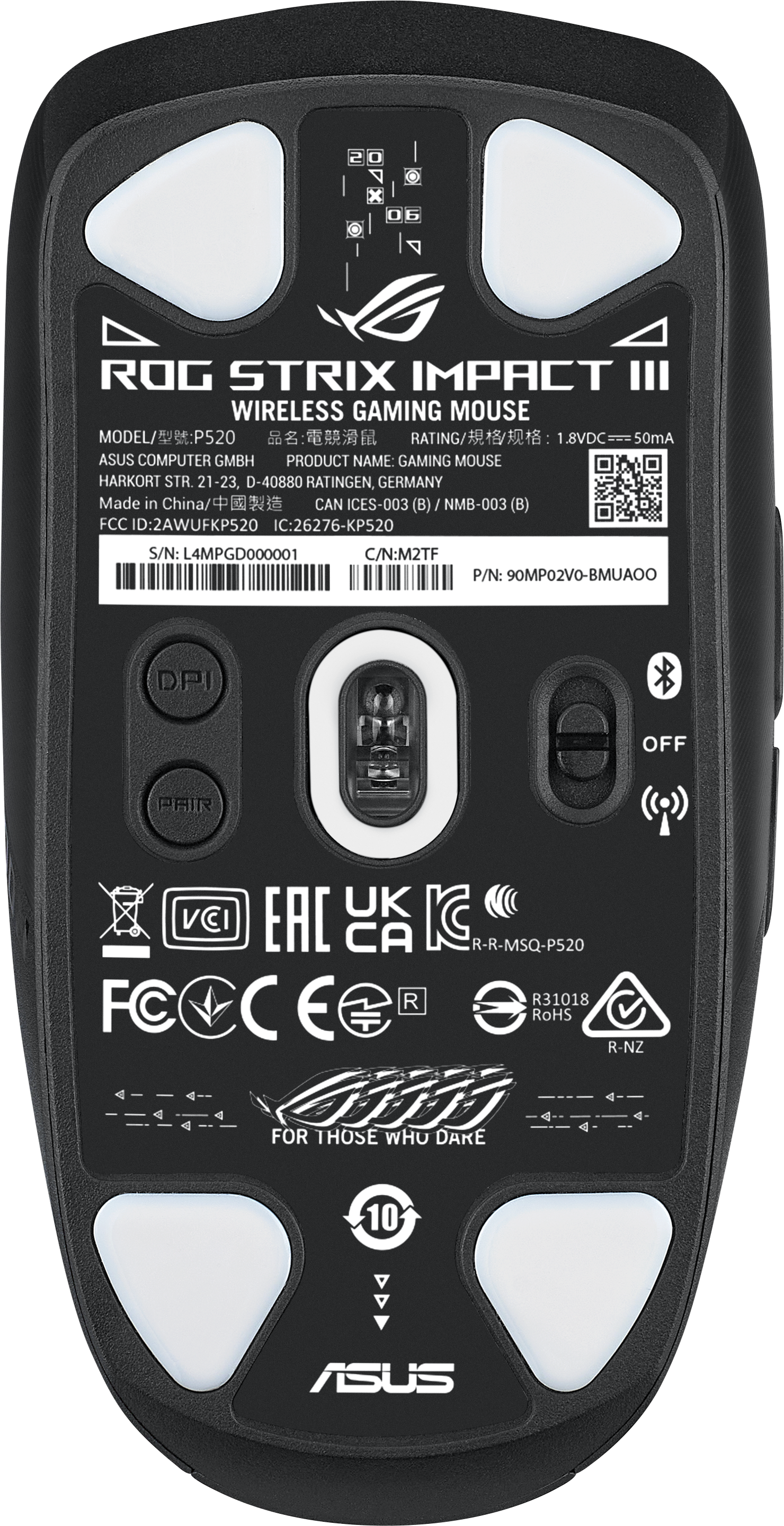 Unterseite einer schwarzen ASUS ROG Strix Gaming Maus mit Details und Zertifizierungen.