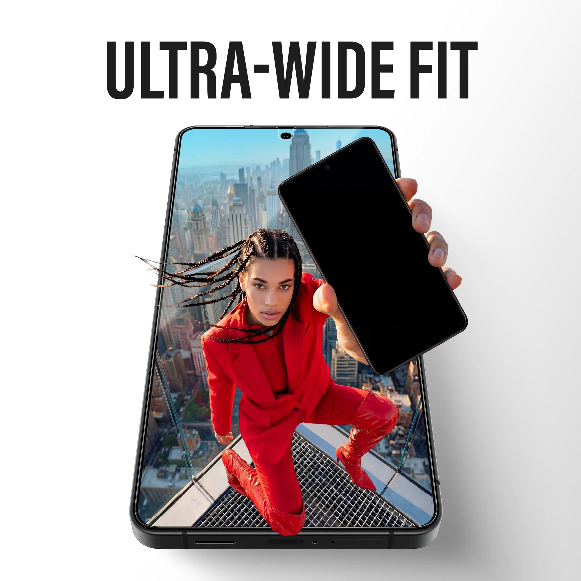 Persona in abito rosso tiene telefono con vista sulla città su un tetto.