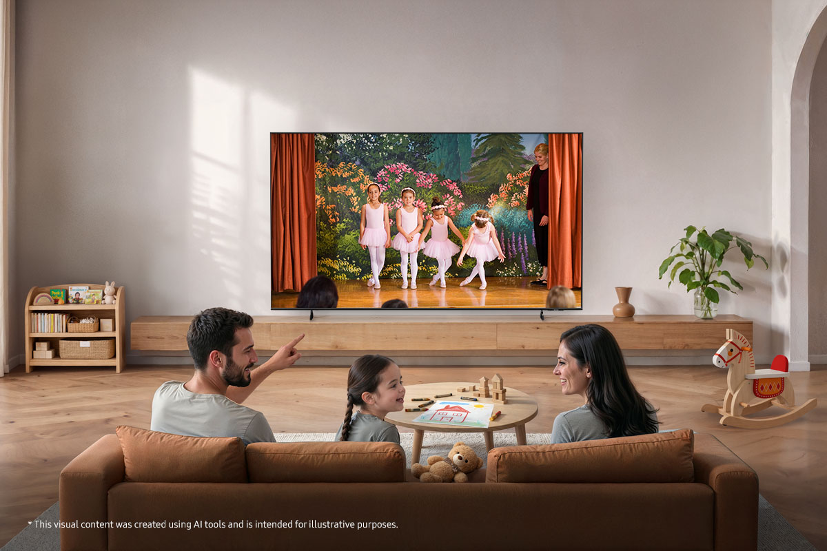 Familie schaut Ballettvorführung von Kindern auf dem Fernseher.