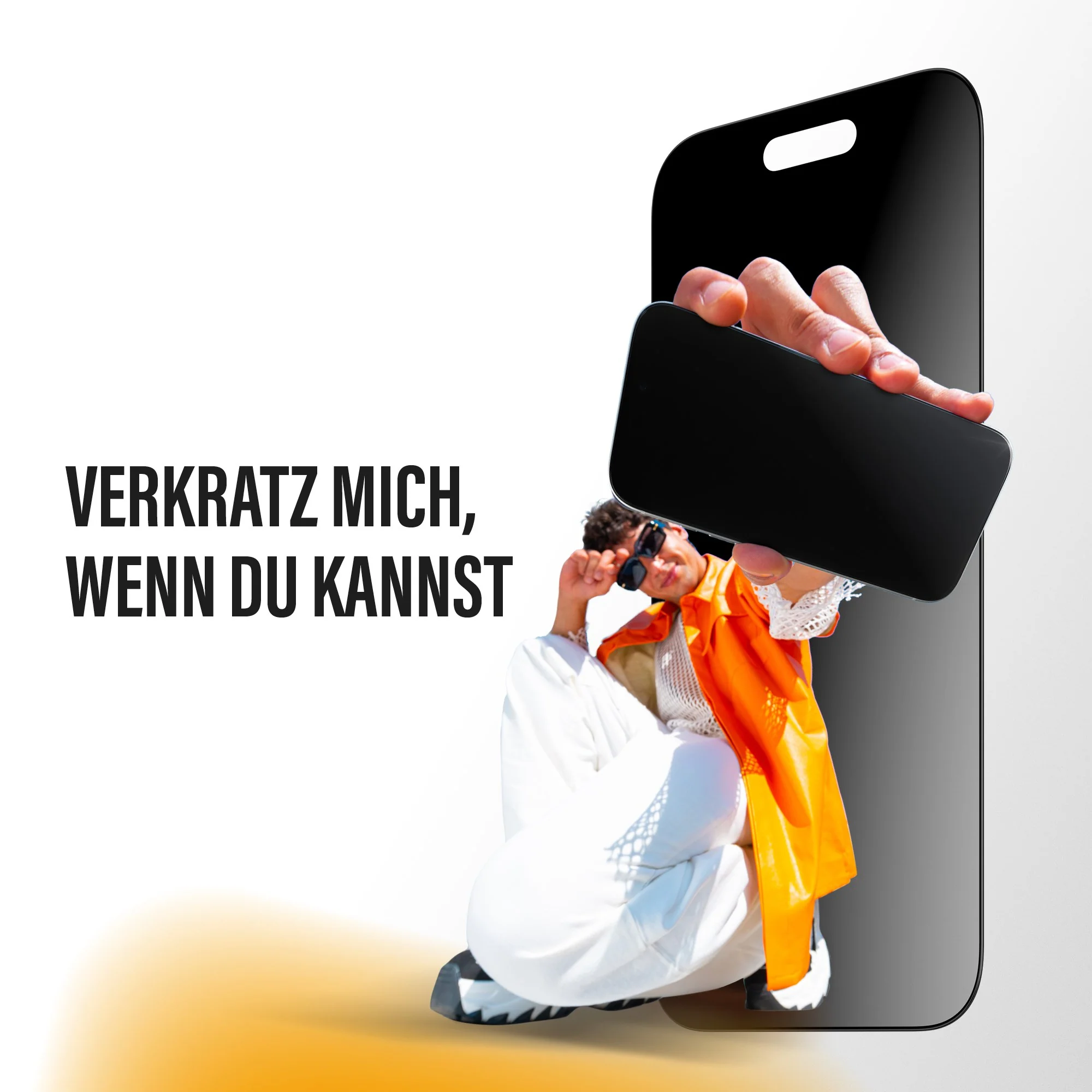 Homme en blanc et orange tient un téléphone noir devant un écran de smartphone.