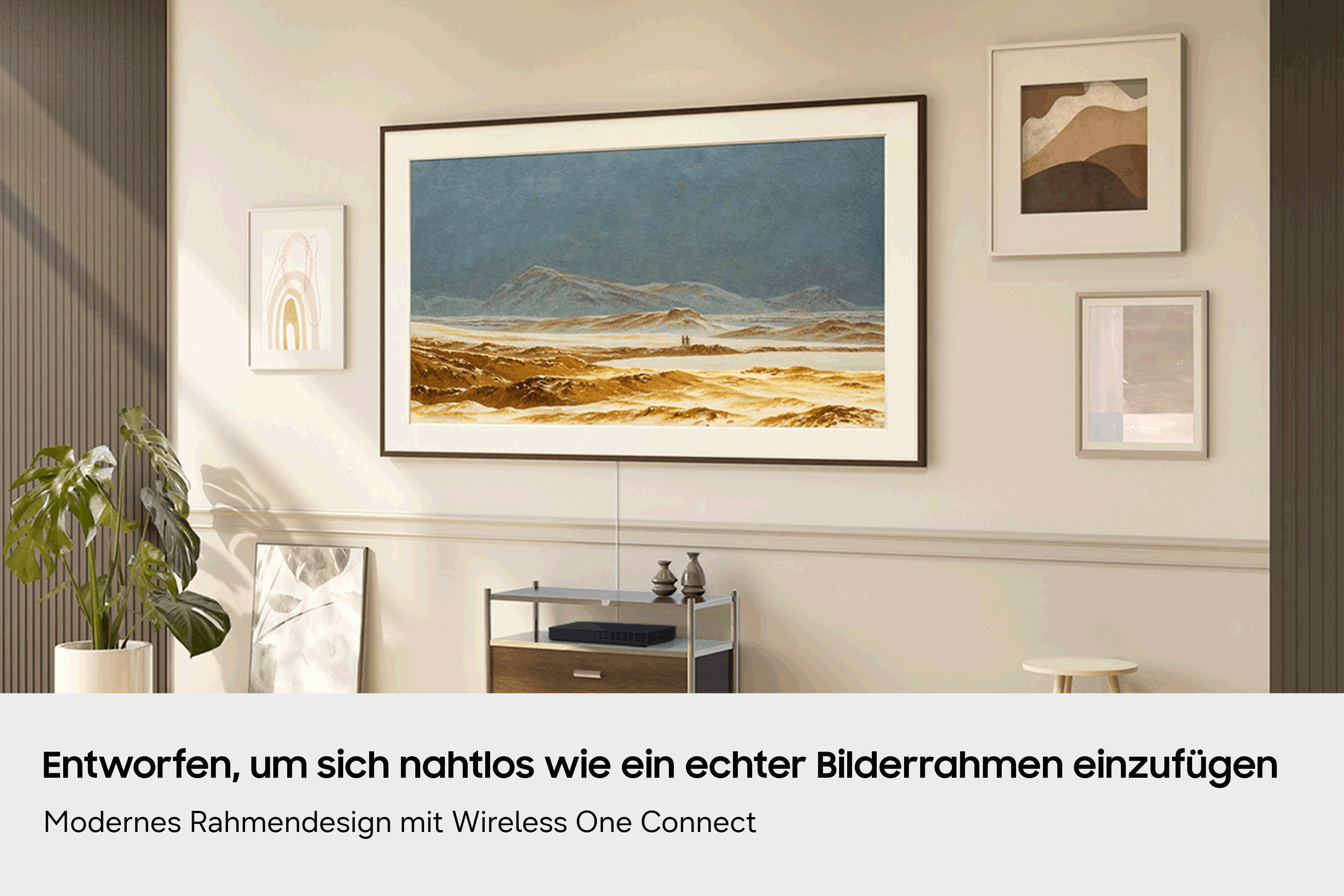 Ein Wohnzimmer mit einem großen Fernseher, der ein Landschaftsbild zeigt.