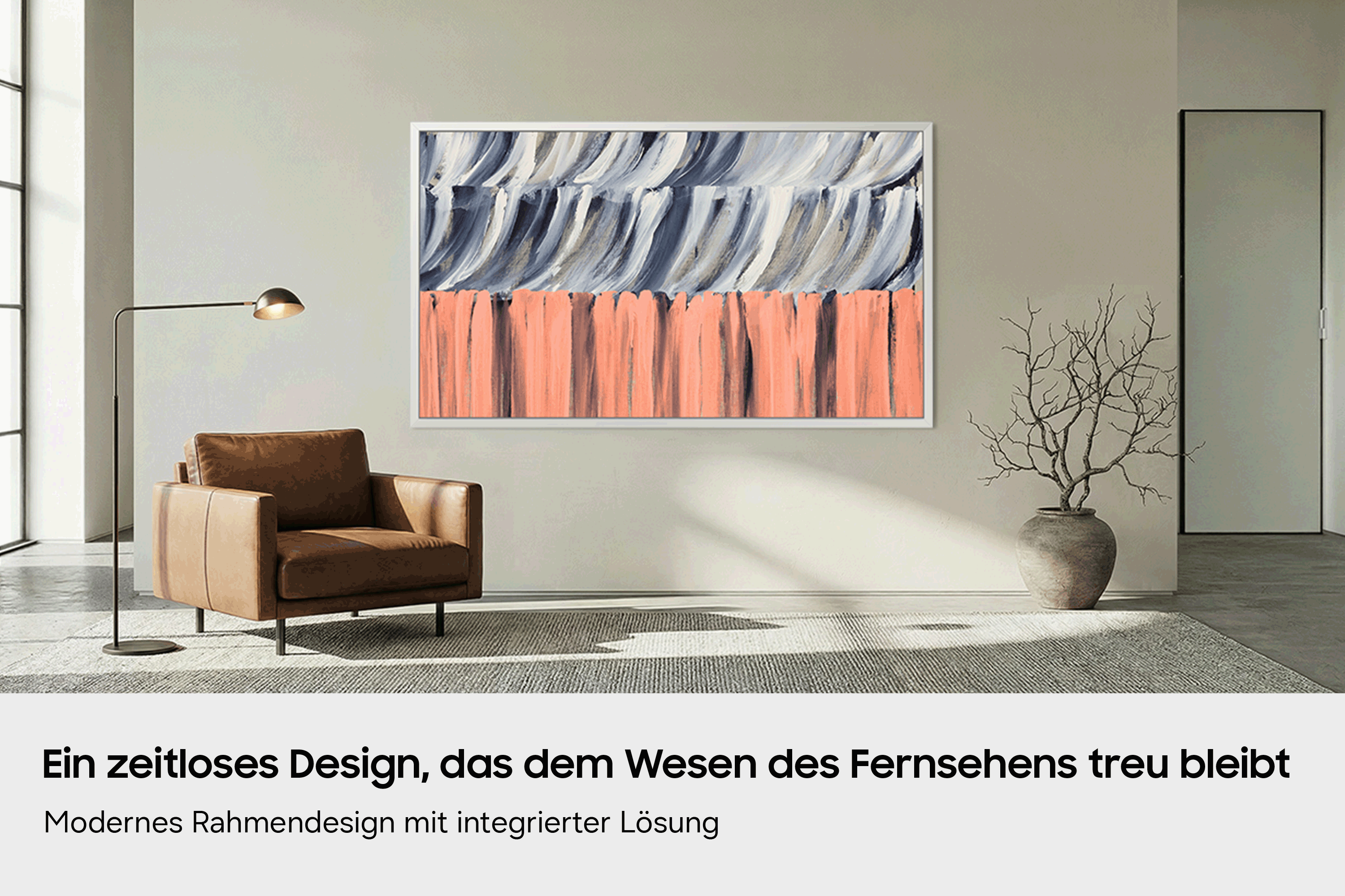 Ein Wohnzimmer mit braunem Ledersessel, Stehlampe und abstraktem Bild.