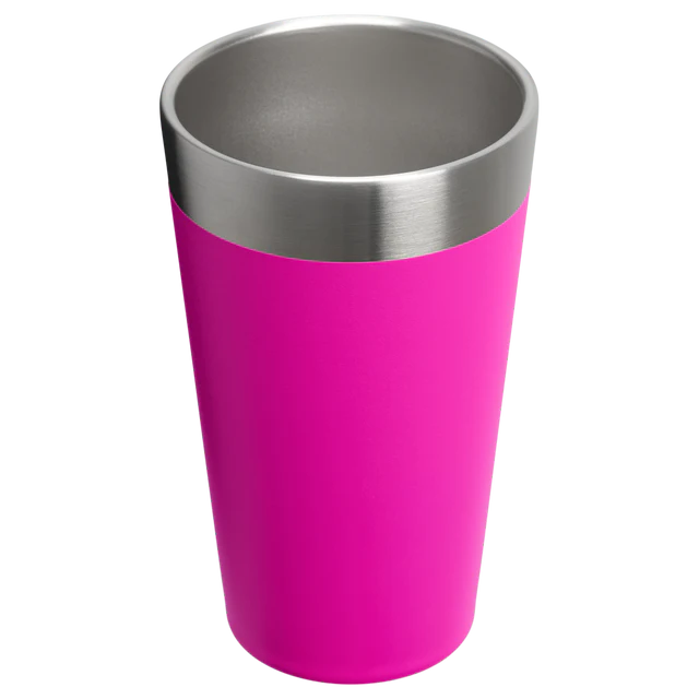Gümüş kenarlı parlak pembe bardak, siyah arka plan üzerinde.