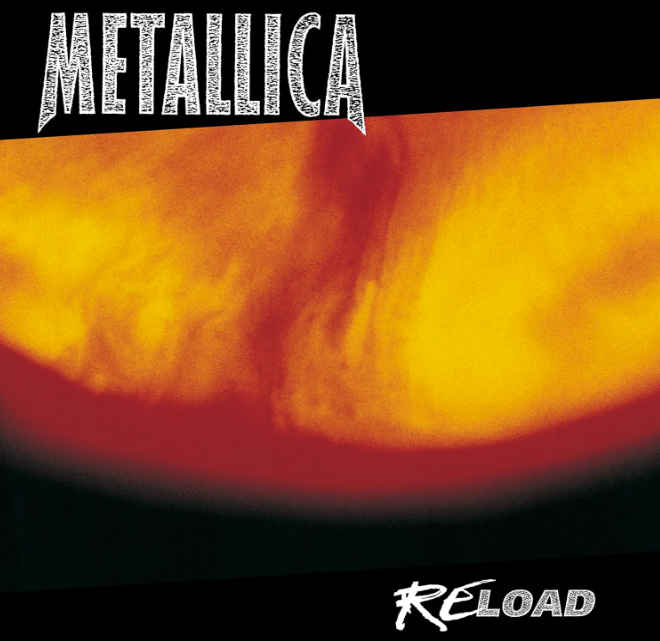 Metallica Schriftzug über flammender, gelb-roter Textur. Unten steht RELOAD.