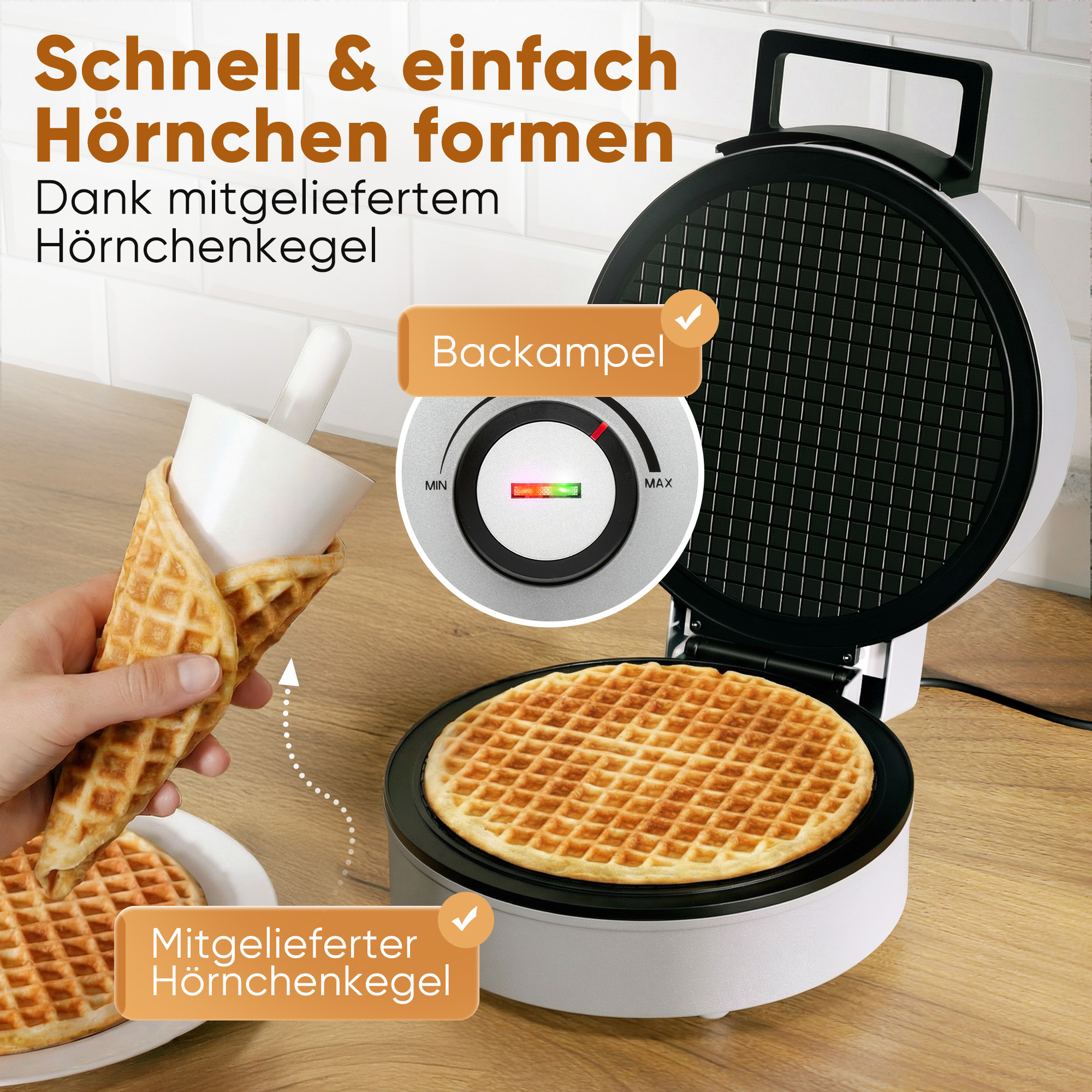 Ein Waffeleisen mit einem Waffel darin. Eine Hand hält einen Waffelhörnchenformer.