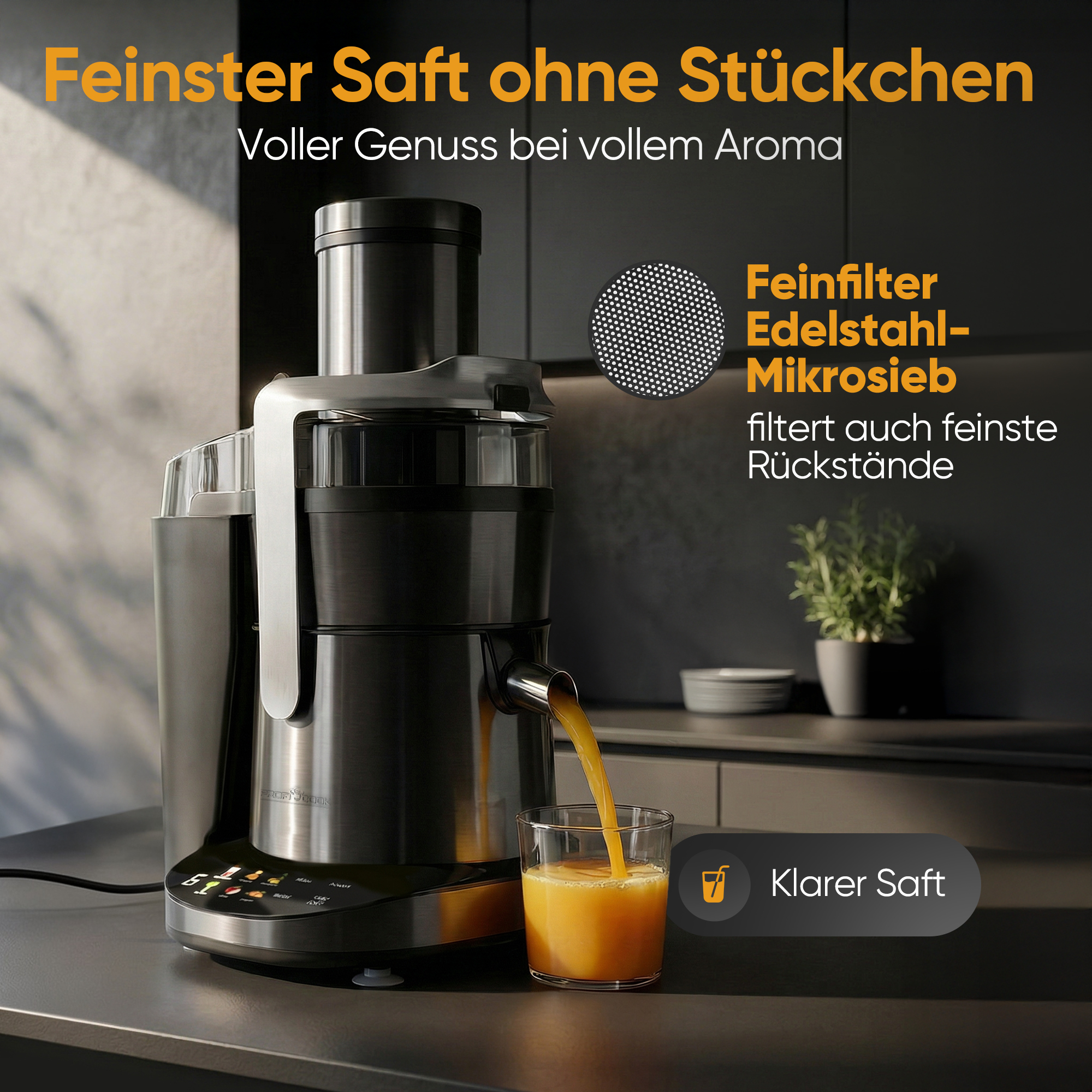 Ein Entsafter in Edelstahloptik presst orangen Saft in ein Glas.