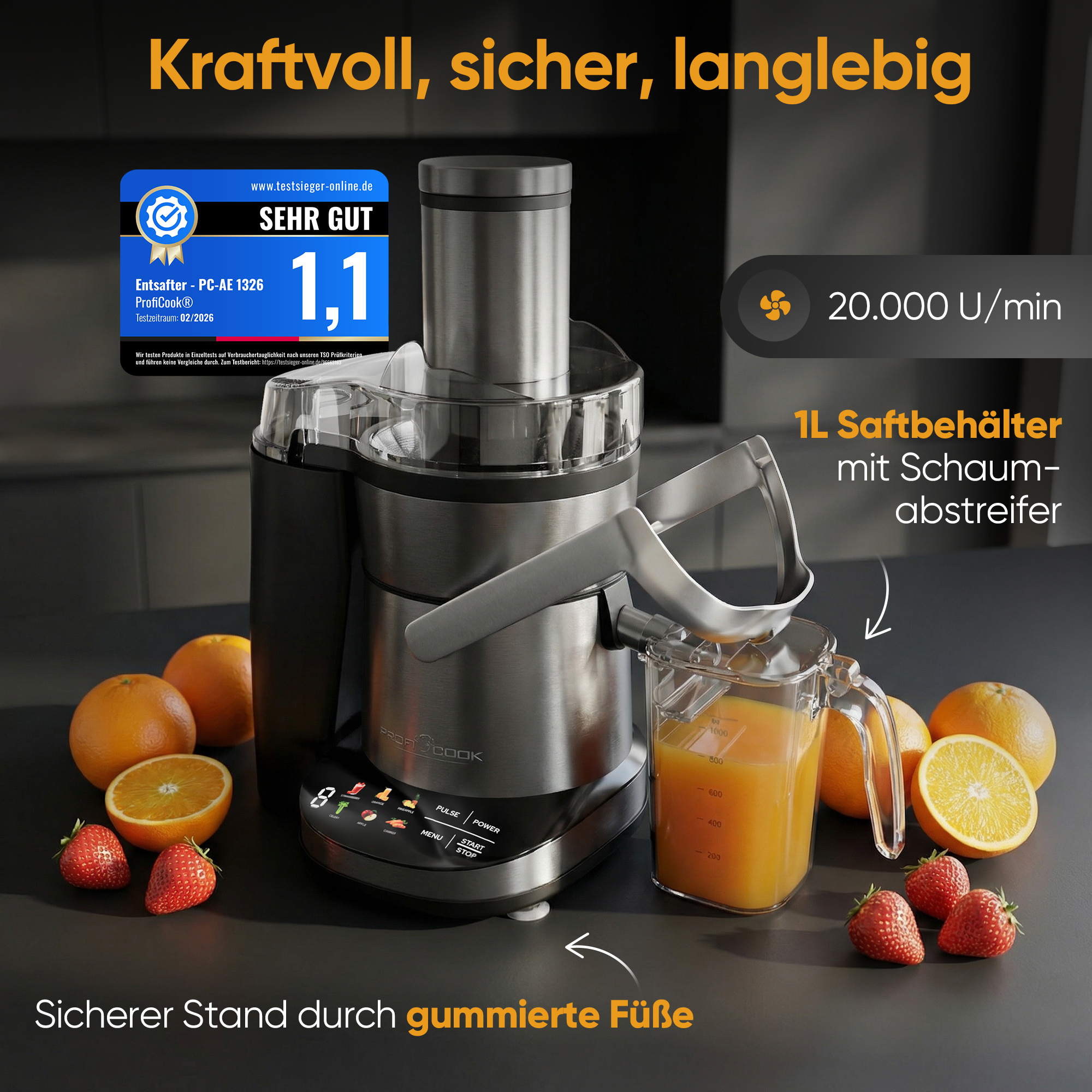 Edelstahlsaftpresse mit Orangen, Erdbeeren und Saft im Behälter. 20.000 U/min.
