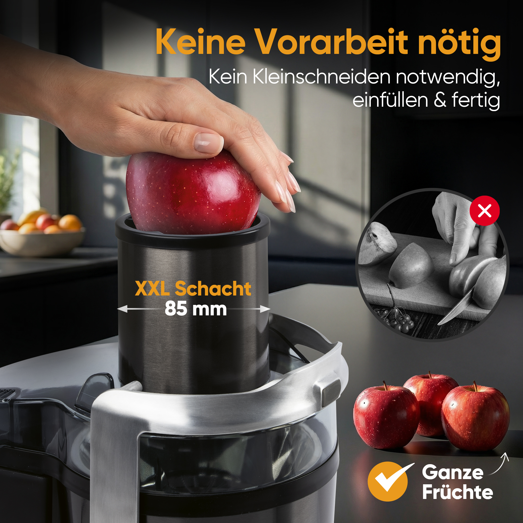 Eine Hand gibt einen roten Apfel in einen Entsafter-Schacht (85 mm).