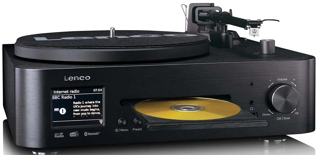 Ein schwarzer Plattenspieler mit CD-Schlitz und Display zeigt "Internet radio BBC Radio 1" an.