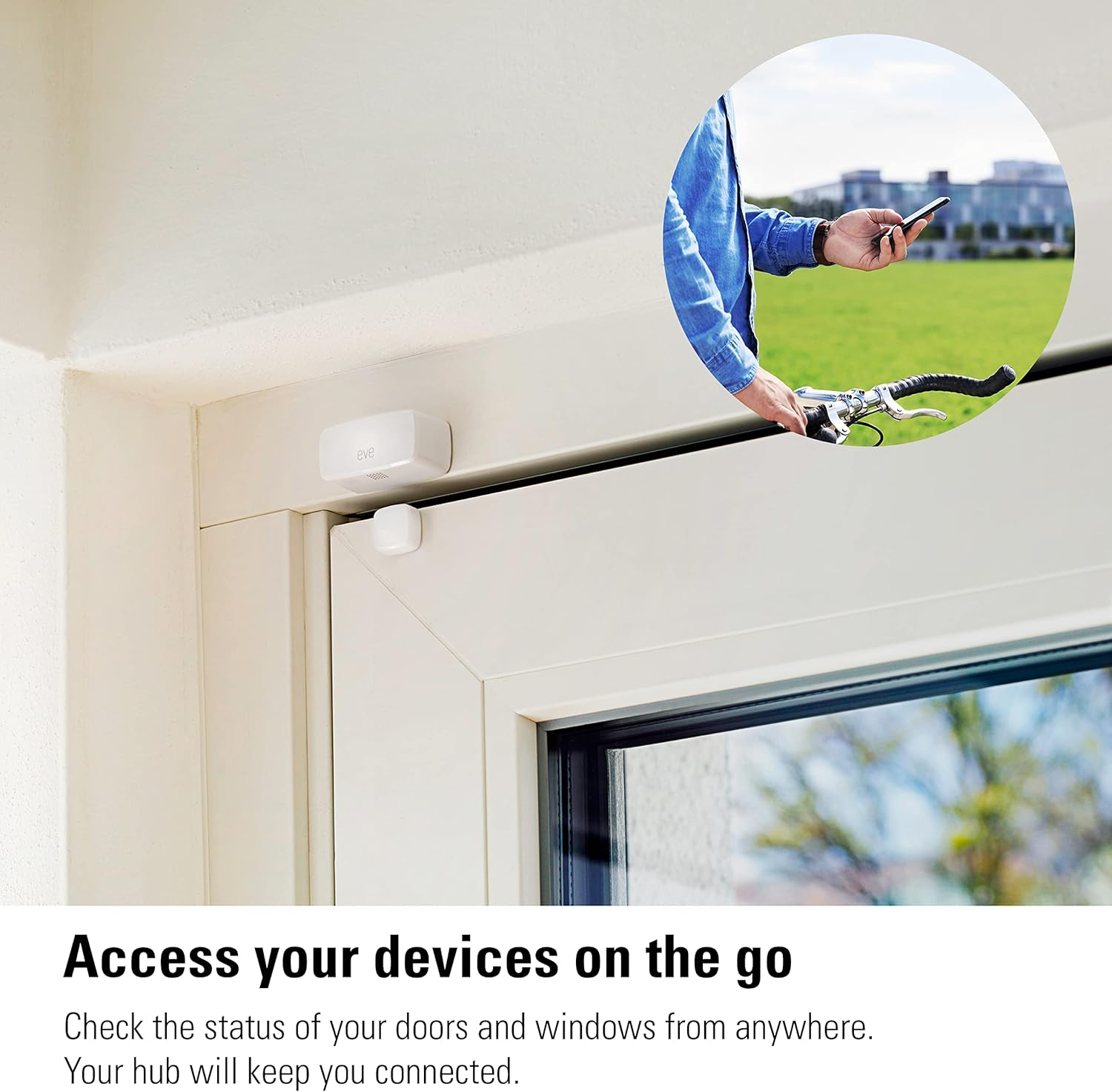 Ein weißer Tür-/Fenstersensor von Eve ist an einem weißen Fensterrahmen befestigt. Im Kreis: Mann hält Handy, Fahrradlenker im Freien.