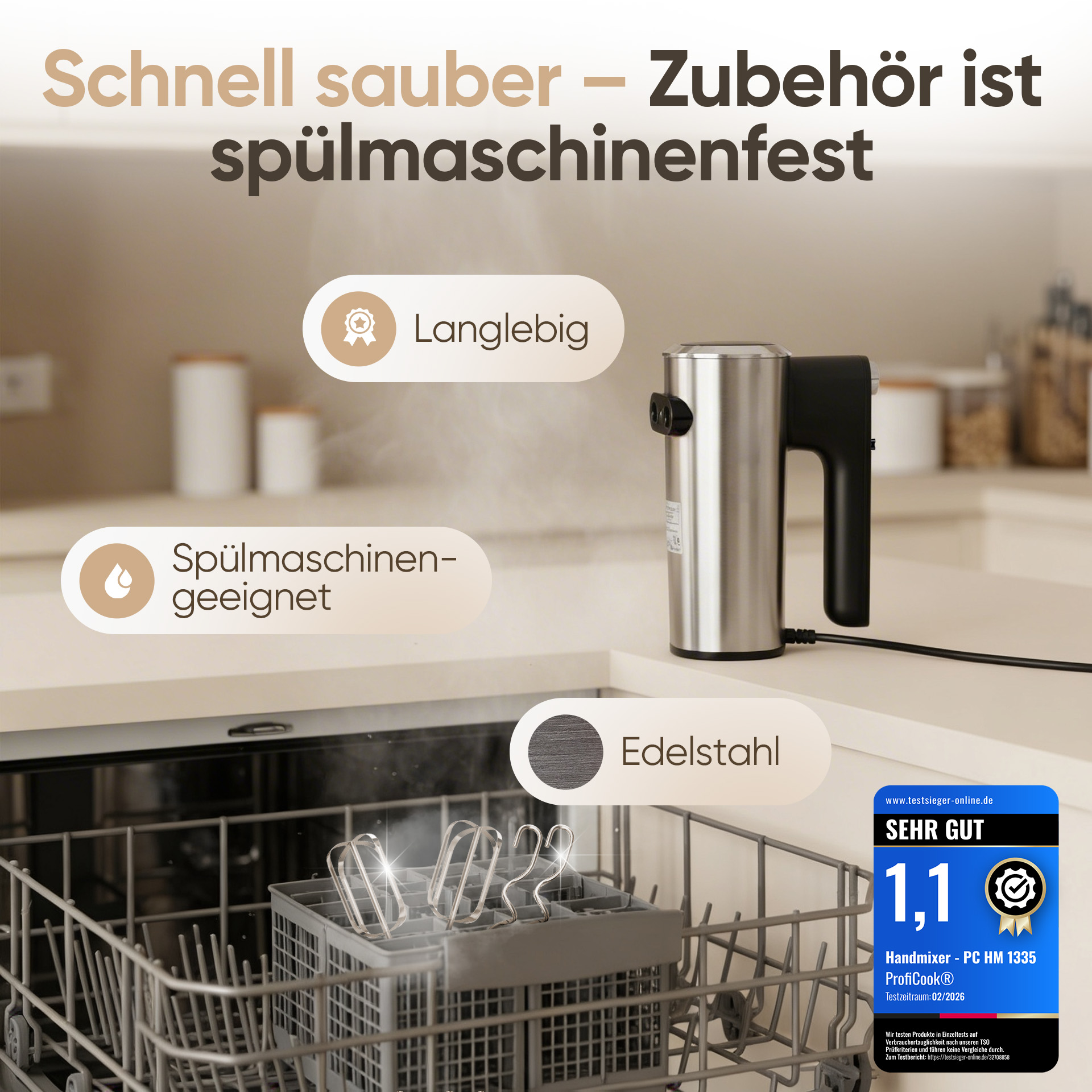 Edelstahl-Handmixer mit Zubehör in einer Spülmaschine.