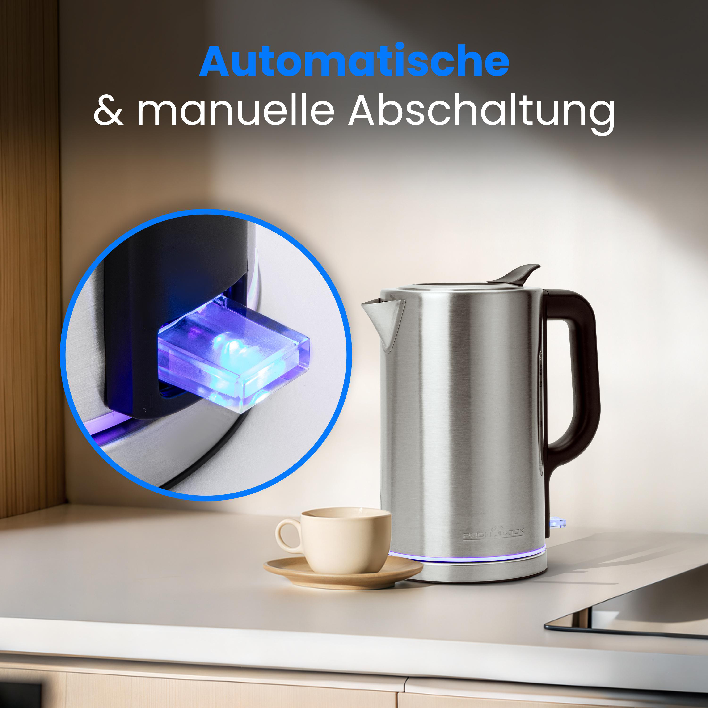 Edelstahl-Wasserkocher mit blauem Licht, daneben eine Tasse auf Untertasse.