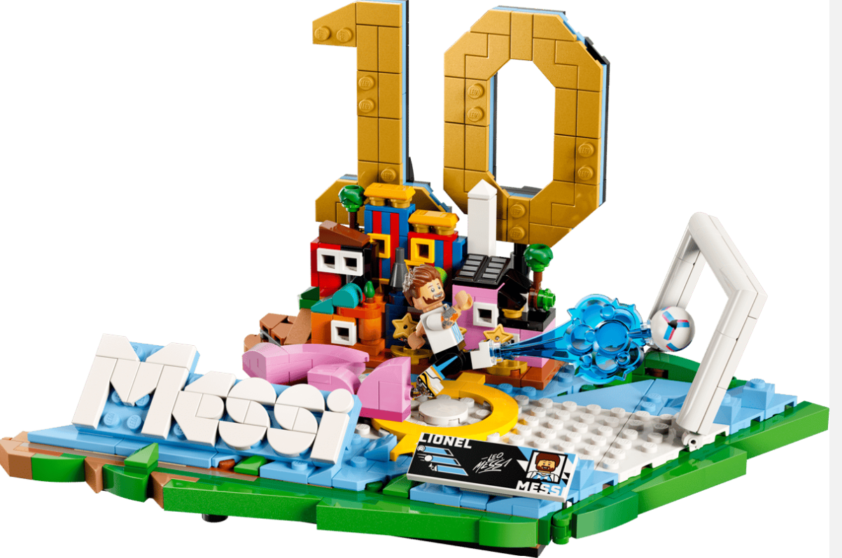Lego-Set mit Lionel Messi, Fußball, Tor und dem Schriftzug "Messi".