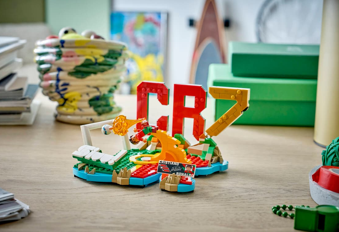 Lego Cristiano Ronaldo CR7-Aufsteller mit Fußballspieler im Flugkick.