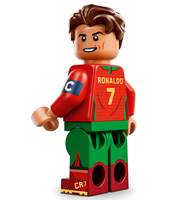 Ein Lego-Fußballer mit roten und grünen Kleidern, Nummer 7.