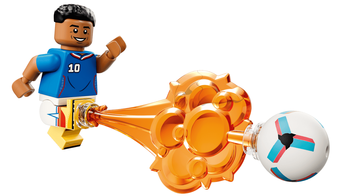 Eine Lego-Fußballfigur in blauem Trikot schießt einen Ball mit orangem Energieeffekt.