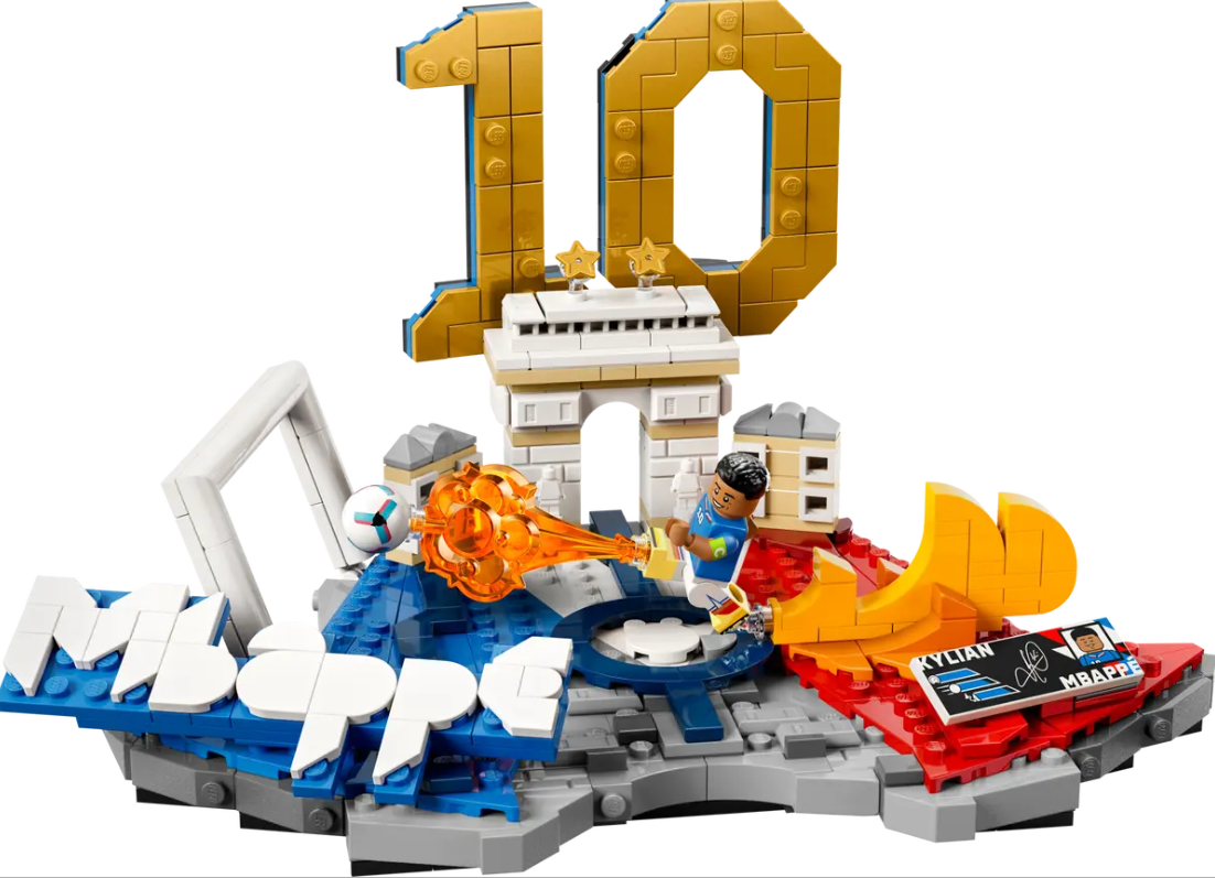 Lego-Display mit Kylian Mbappé, der einen Fußball kickt, dem Arc de Triomphe und der Zahl 10.