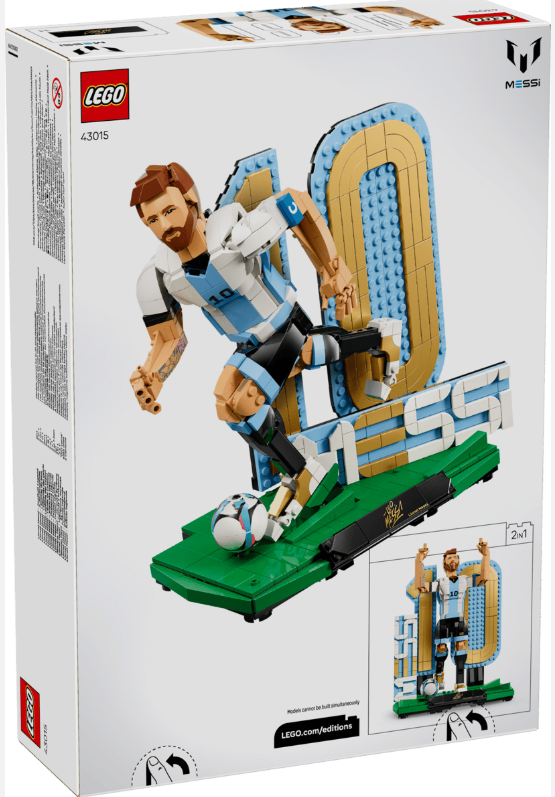 LEGO Messi Figur tritt gegen einen Fußball, mit "MESSI" Schriftzug und Trophäen.