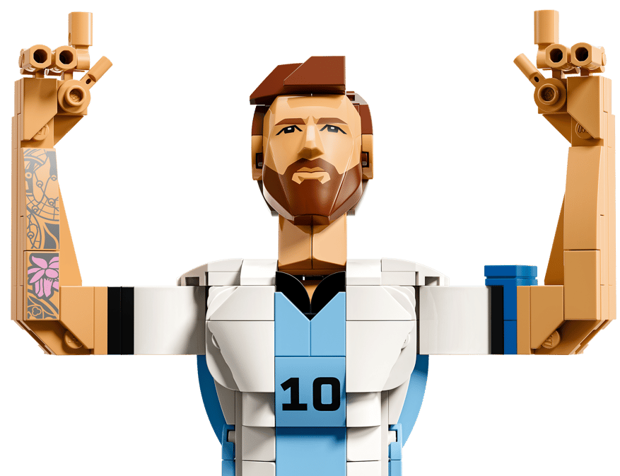 Ein Lego-Modell von Lionel Messi mit erhobenen Armen und der Nummer 10 auf dem Trikot.
