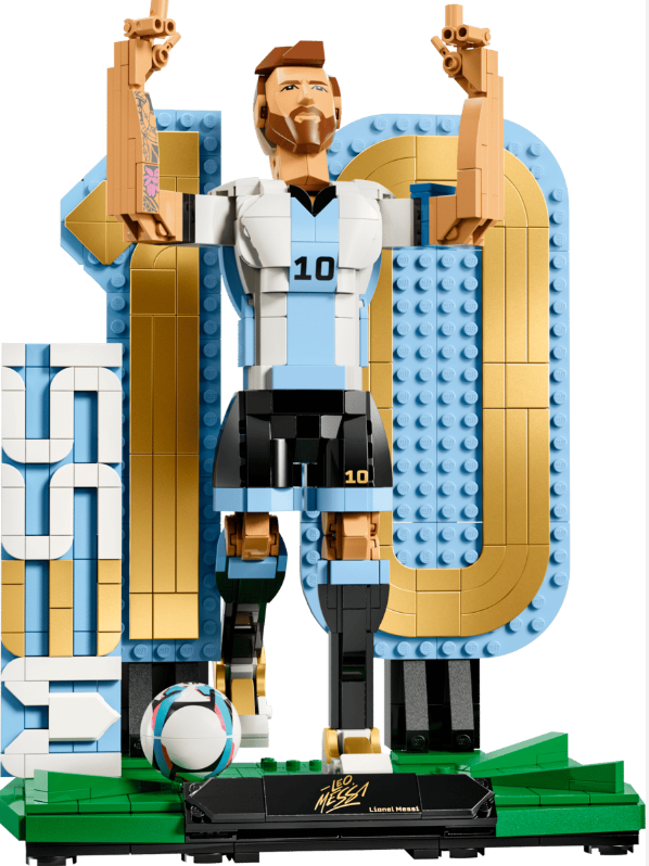Lego-Figur von Lionel Messi in weiß-blauem Trikot mit der Nr. 10, jubelnd neben einer großen 10.