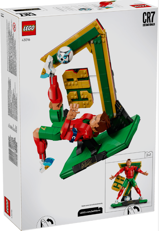 LEGO Cristiano Ronaldo CR7 Set. Eine Fußballspielerfigur in rot-grünem Trikot auf grünem Sockel.