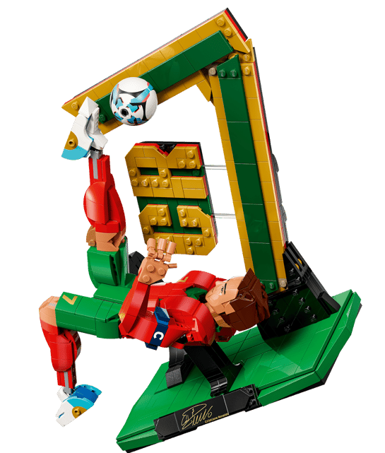Ein Lego-Fußballer in Rot und Grün macht einen Salto mit einem Ball über sich.