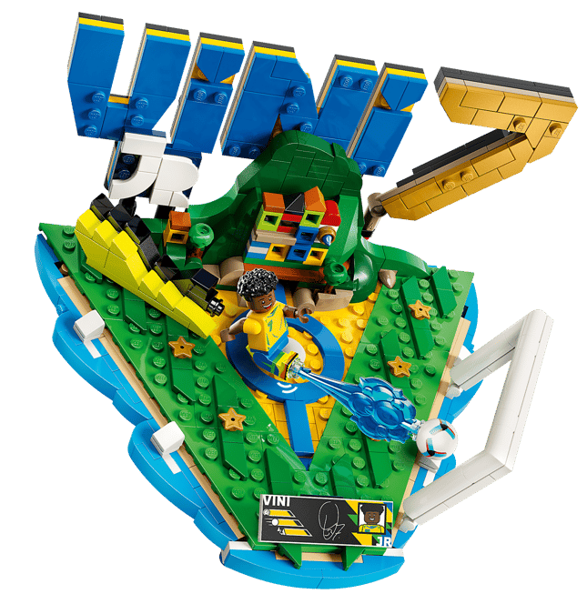Fußballfeld-LEGO-Set mit Spieler, Tor und blauem Energieeffekt.