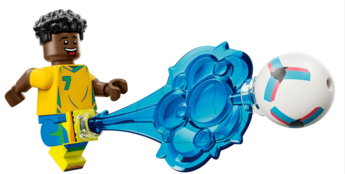 Ein Lego-Fußballer in gelbem Trikot schießt einen Ball mit blauer Energie.