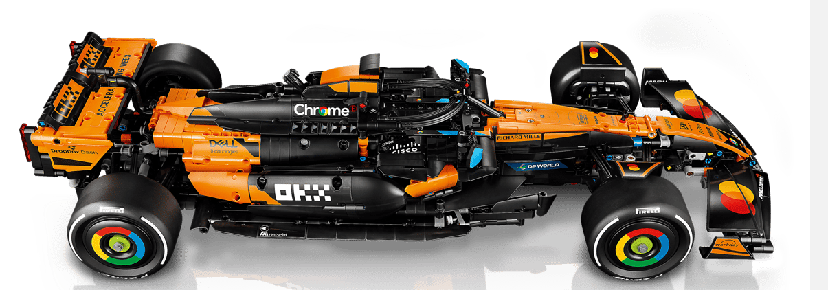 Ein detailliertes orange-schwarzes Lego-Formel-1-Auto mit Sponsorenaufklebern.