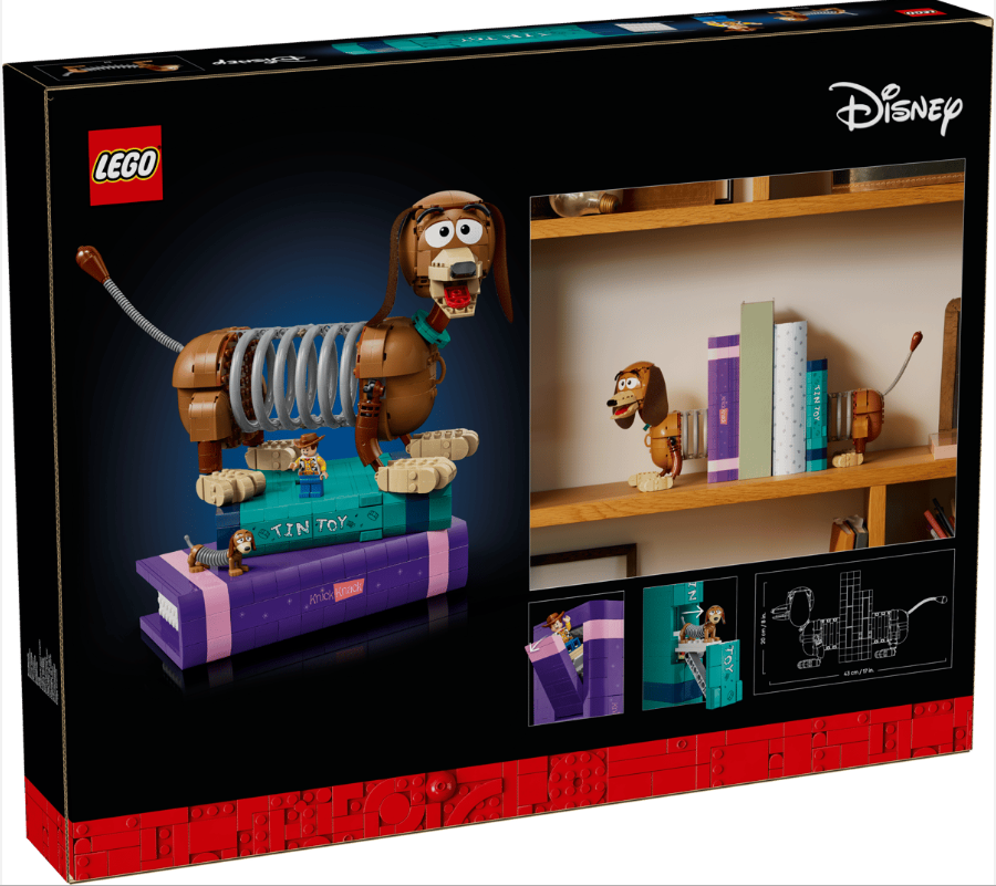 LEGO Slinky Dog auf Büchern, Woody-Figur, kleines Hundespielzeug daneben.